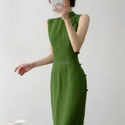 Alternative view of Sleeveless Vintage Chinese Qipao Dress with Waist-Cinching Design and Side Slit