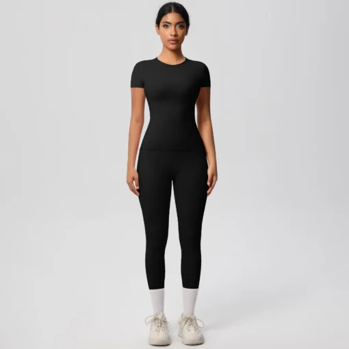 Customized women's breathable yoga suit with tight-fitting short-sleeved trousers for fitness and running - Image 3