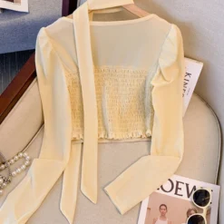 Alternative view of Women's Long Sleeve Cropped T-shirt with Vintage 90s Aesthetic for Autumn 2025