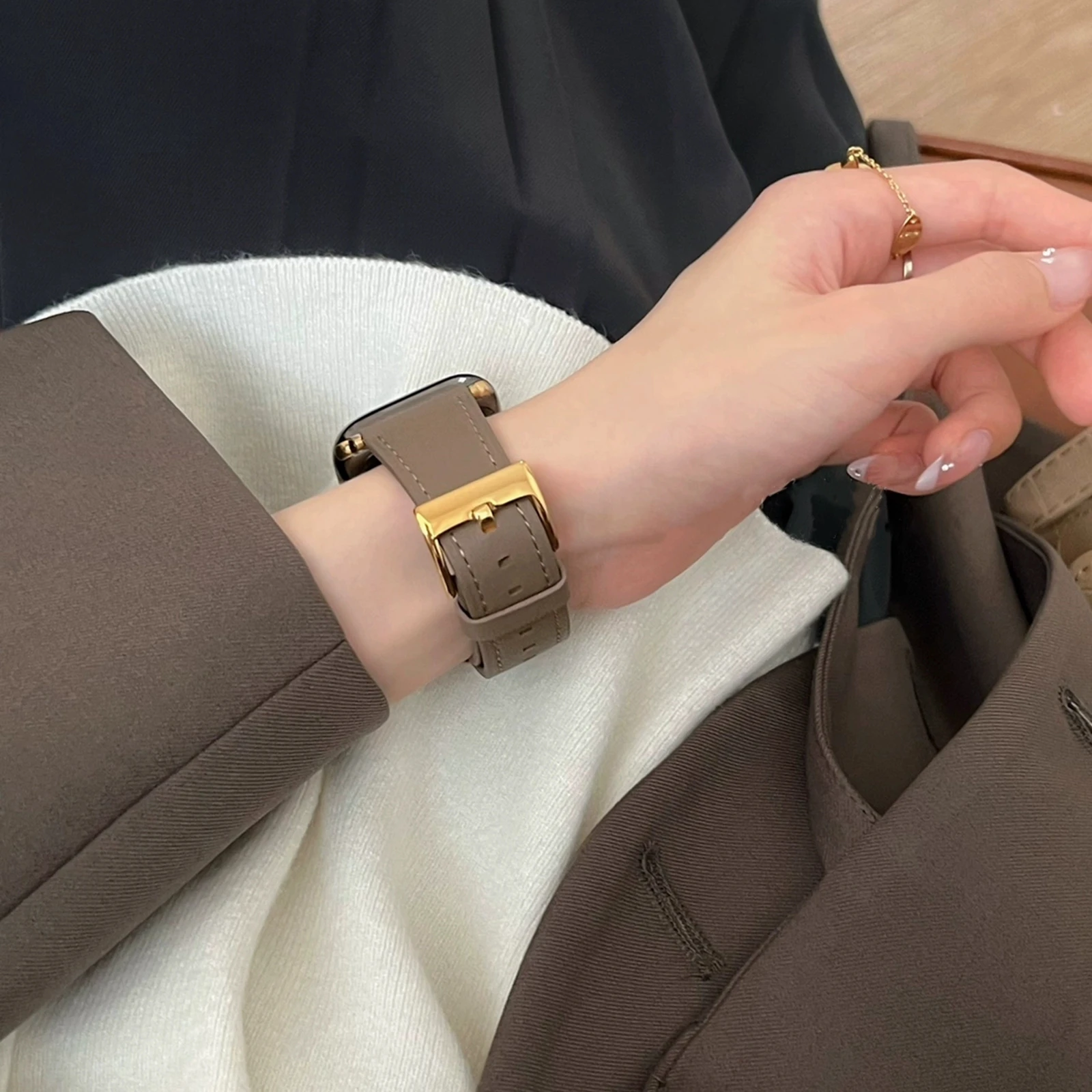 Leather Loop Apple Watch Band with Elegant Design for Women in Multiple Sizes - Image 4